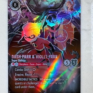 Könnte beinhalten: Eine holografische Disney Lorcana Sammelkarte mit Dash Parr und Violet Parr aus Die Unglaublichen. Die Karte zeigt den Text Dash-Parr & Violet-Parr, Super Siblings sowie Spielstatistiken mit Kosten von 8, 5 Stärke und 5 Willenskraft.
