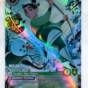 Op de afbeelding: Een holografische ruilkaart met Mulan, een Disney-prinses, met een boog. De kaart heeft een groen en blauw kleurenschema, met het nummer 2 linksboven en de nummers 1 en 4 rechtsonder. De kaarttekst bevat "RIGOROUS TRAINING".