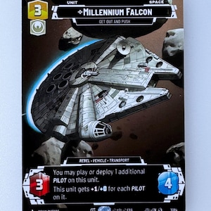 Puede incluir: Una carta de Millennium Falcon del juego de cartas coleccionables Star Wars: Destiny. La carta es una unidad de transporte de vehículo rebelde con una potencia de 3 y un coste de 4. La carta presenta una ilustración de la nave espacial Millennium Falcon.