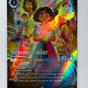 Könnte beinhalten: Eine holografische Disney Lorcana Sammelkarte mit dem Titel The Madrigal Family, die eine Illustration der Madrigal-Familie aus Encanto zeigt. Die Karte enthält Spielstatistiken, den Text zur Fähigkeit Family Blessings und ein farbenfrohes Design.