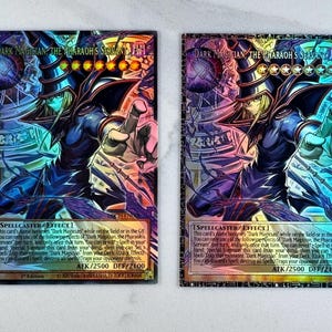 Puede incluir: Dos cartas coleccionables con el personaje "Dark Magician" de "Yu-Gi-Oh!". Las cartas tienen un acabado holográfico con vibrantes tonos azules, morados y dorados. Cada carta muestra el personaje y el texto del juego.