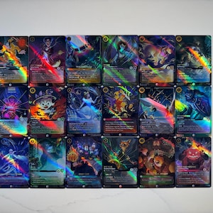 Könnte beinhalten: Eine Sammlung von zwanzig Sammelkarten mit holografischen Folienakzenten. Jede Karte zeigt einzigartige Fantasy-Kunst mit leuchtenden Farben, darunter Blau, Grün und Rot. Die Karten sind in einem Raster angeordnet.