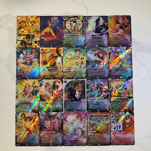 Könnte beinhalten: Eine Sammlung von zwanzig rechteckigen Disney Lorcana-Sammelkarten, die in einem vier-mal-fünf-Raster angeordnet sind. Jede Karte zeigt farbenfrohe, holografische Illustrationen verschiedener Disney-Figuren, darunter Lilo, Belle, Mickey Mouse, Maleficent, Pocahontas und andere, mit gedrucktem Text und Spielstatistiken.
