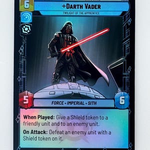 Op de afbeelding: Star Wars-verzamelkaart met Darth Vader en een rood lichtzwaard. De kaart heeft een blauwe en zwarte achtergrond met de tekst "Darth Vader, Twilight of the Apprentice". De kaart heeft een eenheidswaarde van 6.