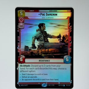 Puede incluir: Una carta de intercambio de Star Wars: El Despertar de la Fuerza con Poe Dameron, un personaje de la película. La carta es negra con acentos rojos y azules. La carta tiene un efecto holográfico. El texto de la carta dice: "UNIT GROUND POE DAMERON QUICK TO IMPROVISE RESISTANCE On Attack: Discard up to 3 cards from your hand. For each card discarded this way, choose a different option: Deal 2 damage to a unit or base. Defeat an upgrade. An opponent discards a card from their hand. AMELIE HUTT LFL FFG SHO-EN 153/262"