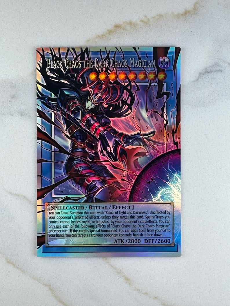 Puede incluir: Una carta coleccionable con el personaje "Black Chaos the Dark Chaos Magician". La carta tiene un esquema de color oscuro con una ilustraci&oacute;n detallada de una figura en una pose din&aacute;mica. El texto de la carta incluye el nombre, los atributos y los efectos del personaje.
