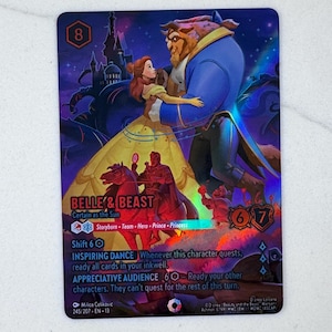 Könnte beinhalten: Eine holografische Sammelkarte, die Belle und das Biest beim Tanzen vor einem Schloss zeigt. Die Karte enthält den Text Belle & Beast, Certain as the Sun, Inspiring Dance und Appreciative Audience sowie Spielwerte von 8, 6 und 7.