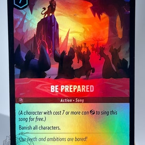 Puede incluir: Una carta de juego de cartas con un fondo negro y una imagen colorida de un león de pie sobre una roca con un grupo de hienas en primer plano. La carta se titula "Be Prepared" y tiene el texto "Action. Song" debajo del título. El texto de la carta dice: "(Un personaje con un coste de 7 o más puede cantar esta canción gratis.) Desterrar a todos los personajes. ¡Nuestros dientes y ambiciones están al descubierto!"