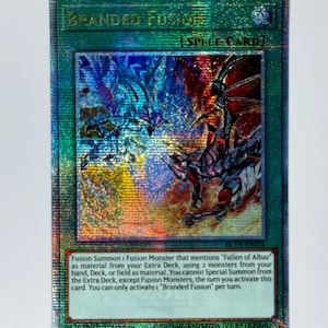 Może przedstawiać: Holograficzna karta zaklęcia "Branded Fusion" z ilustracją dwóch smoków. Karta ma zieloną obwódkę i tekst opisujący jej funkcję. Przedmiot kolekcjonerski do gier karcianych.