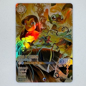 Könnte beinhalten: Eine holografische Disney Lorcana Sammelkarte mit Lilo und Stitch. Die Karte zeigt den Titel Lilo & Stitch, Fun-Loving Friends, mit Charakterillustrationen, Spielstatistiken und Text, einschließlich Storyborn, Team, Hero, Alien, Shift 3, Resist +1 und Support. Das Kunstwerk ist lebendig mit Gold- und Orangetönen gestaltet.