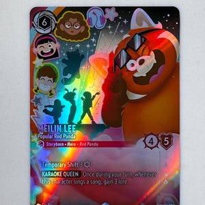 Könnte beinhalten: Eine holografische Disney Lorcana Sammelkarte mit Meilin Lee als roter Panda mit Sonnenbrille. Die Karte zeigt den Text Meilin Lee, Popular Red Panda, Storyborn, Hero, Red Panda, Temporary Shift 3 und Karaoke Queen mit Spielregeln.