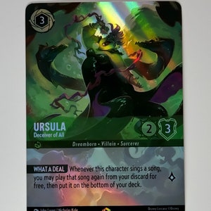 Può includere: Una carta di Ursula verde, blu e viola del gioco di carte collezionabili Disney Lorcana. La carta presenta un'illustrazione di Ursula, una cattiva del film Disney La Sirenetta. Il testo della carta recita: "Ursula, Ingannatrice di Tutti, Nata dal Sogno, Cattiva, Strega. Che Affare: Ogni volta che questo personaggio canta una canzone, puoi giocare quella canzone di nuovo dal tuo scarto gratuitamente, e poi metterla in fondo al tuo mazzo."