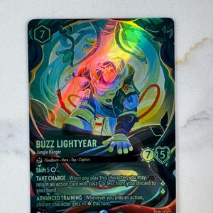 Könnte beinhalten: Sammelkarte mit Buzz Lightyear aus Disneys Lorcana. Die Karte hat ein lebendiges, holografisches Design mit einem Dschungel-Hintergrund. Buzz ist in seinem Weltraumranger-Anzug dargestellt. Die Karte enthält Spieltext und Symbole.