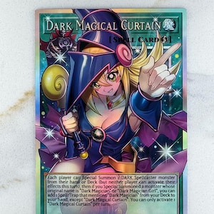Puede incluir: Carta coleccionable holográfica con la inscripción "Dark Magical Curtain". Presenta una ilustración de estilo anime de un personaje femenino con un atuendo azul oscuro y morado. El personaje es rubio y sostiene un bastón.