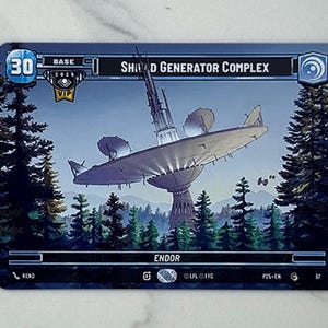 Może przedstawiać: Karta kolekcjonerska przedstawiająca futurystyczną strukturę o nazwie "SHIELD GENERATOR COMPLEX" nad leśnym krajobrazem. Karta ma niebieską obwódkę, numer "30" i słowo "ENDOR" na dole. Przedmiot kolekcjonerski.