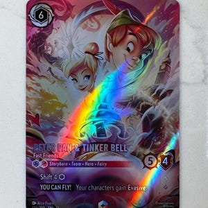 Könnte beinhalten: Eine holografische Disney Lorcana Sammelkarte mit Peter Pan und Tinker Bell. Die Karte zeigt den Text Peter Pan & Tinker Bell, Fast Friends, Storyborn, Team, Hero, Fairy, Shift 4 und YOU CAN FLY! Your characters gain Evasive.