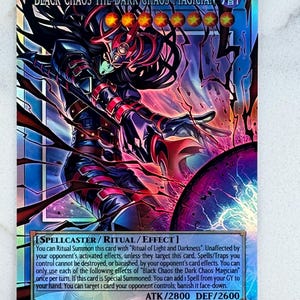 Puede incluir: Carta coleccionable hologr&aacute;fica con "Black Chaos the Dark Chaos Magician". La carta tiene un esquema de color oscuro con acentos rojos y negros. El texto de la carta incluye "SPELLCASTER / RITUAL / EFFECT" y ATK/2800 DEF/2600.