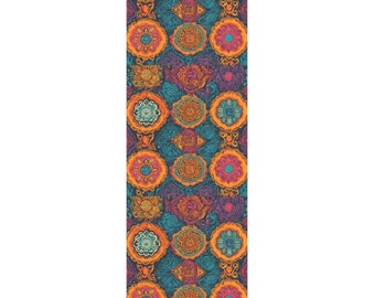 Puede incluir: Una esterilla de yoga con un patrón colorido e intrincado de formas geométricas y flores que se repiten. La esterilla es de color verde azulado, naranja, rosa y amarillo.