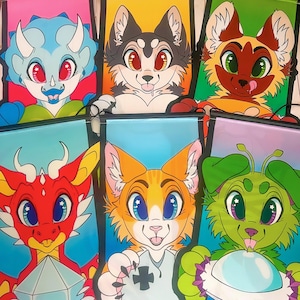 Op de afbeelding: Een verzameling van zes kleurrijke cartoonportretten. Elk personage heeft grote ogen en een vriendelijke uitdrukking. De personages zijn onder meer een dinosaurus, een husky, een vos, een draak, een kat en een alien. De achtergronden zijn verschillende heldere kleuren.