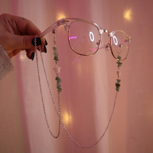 Cadena para gafas con cuentas de cristal y detalle de cuentas de concha