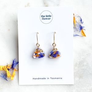 Oorbellen met echte bloemen – blauwe korenbloem en oranje calendula – sierlijke natuursieraden – boho-hanger cadeau voor haar