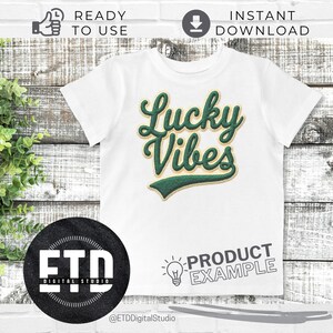 以下が含まれることがあります： 緑色のスクリプトと金色の縁取りで「Lucky Vibes」という文字がプリントされた白いTシャツ。Tシャツは半袖で、木製の表面に表示されています。画像には「Ready to Use」と「Instant Download」の文字も含まれています。