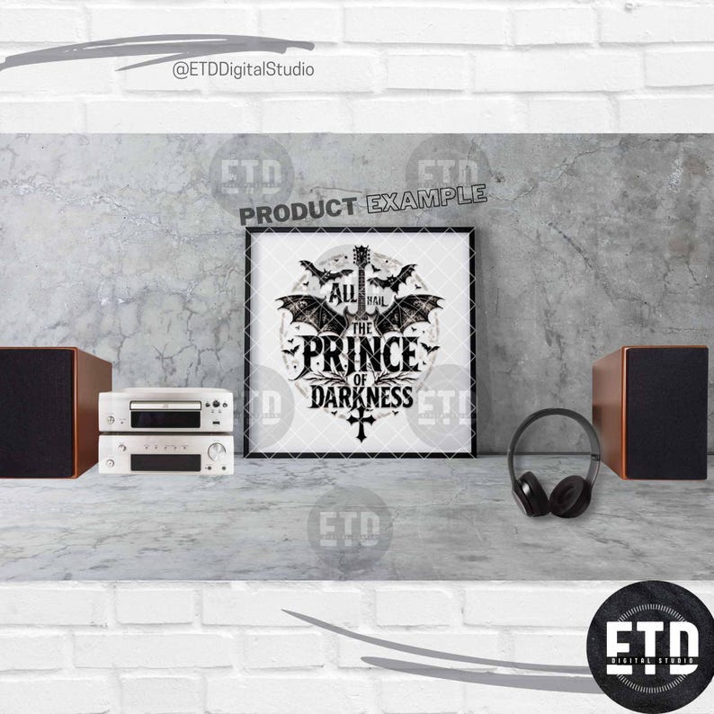 Puede incluir: Impresi&oacute;n enmarcada en negro con el texto "All Hail The Prince of Darkness" con una guitarra, murci&eacute;lagos y una cruz. La imagen se muestra con equipo est&eacute;reo y auriculares.