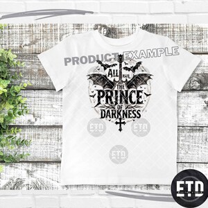 Puede incluir: Camiseta blanca con un dise&ntilde;o gr&aacute;fico con el texto "ALL HAIL THE PRINCE OF DARKNESS". El dise&ntilde;o incluye una guitarra, murci&eacute;lagos y una cruz. La camiseta tiene cuello redondo y mangas cortas.