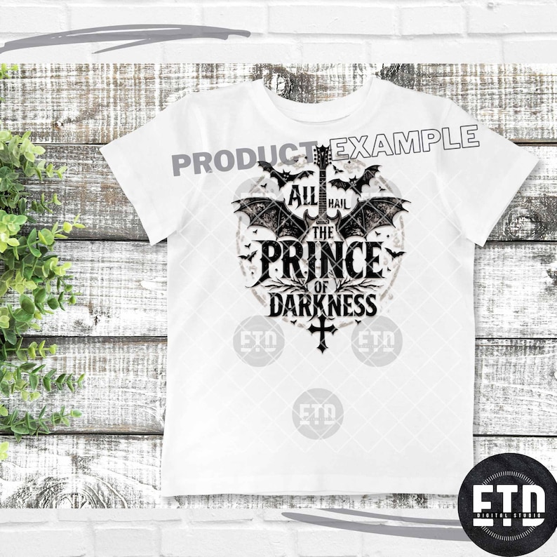 Puede incluir: Camiseta blanca con un dise&ntilde;o gr&aacute;fico con el texto "ALL HAIL THE PRINCE OF DARKNESS". El dise&ntilde;o incluye una guitarra, murci&eacute;lagos y una cruz. La camiseta tiene cuello redondo y mangas cortas.