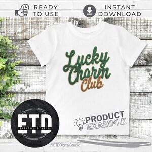 Op de afbeelding: Wit T-shirt met de tekst "Lucky Charm Club" in groen en bruin. Het shirt is een productvoorbeeld van ETD Digital Studio. Het ontwerp is geschikt voor St. Patrick's Day of een evenement met een geluksthema.