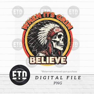 Può includere: Grafica digitale con un teschio che indossa un copricapo nativo americano. Il design include il testo "WHEN ITS GRIM BELIEVE" in rosso e giallo, con "KC" sul copricapo. L'immagine è etichettata come "DIGITAL FILE PNG".