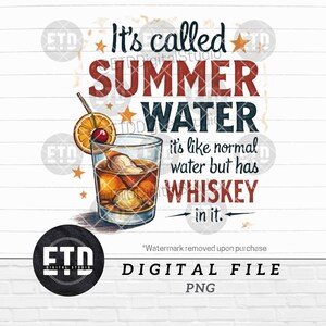 Pode incluir: Gráfico digital com o texto "It's called SUMMER WATER" acima de uma ilustração de coquetel. A bebida é decorada com uma fatia de laranja e uma cereja. O texto abaixo diz "it's like normal water but has WHISKEY in it". A parte inferior diz "DIGITAL FILE PNG".