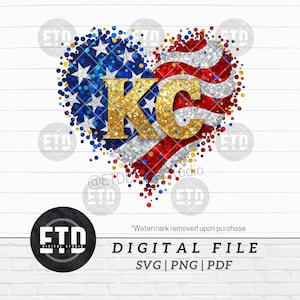Op de afbeelding: Een hartvormig ontwerp met de letters "KC" in gouden glitter, tegen de achtergrond van de Amerikaanse vlag en een sterrenblauw veld. Het ontwerp is omgeven door een rand van blauwe, rode en gouden glitter. De tekst "DIGITAL FILE" en bestandstypen zijn ook inbegrepen.