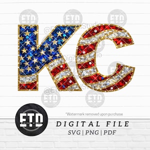 Könnte beinhalten: Eine digitale Datei mit den Buchstaben "KC" in einem patriotischen Design. Das "K" ist blau mit goldenen Sternen, und das "C" hat rote und weiße Streifen. Die Buchstaben sind goldfarben umrandet. Die Datei ist in den Formaten SVG, PNG und PDF verfügbar.