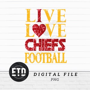 Op de afbeelding: Een digitaal bestand voor een grafisch ontwerp met de tekst "Live Love Chiefs Football" in geel met een rood glitterhart. De tekst heeft een verweerde look.