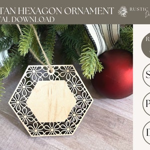 Könnte beinhalten: Ein sechseckiger Rattan-Ornament aus Holz mit floralem Design, ideal für den digitalen Download. Das Ornament hat eine natürliche Holzfarbe und hängt an einer Schnur. Der Text "RATTAN HEXAGON ORNAMENT DIGITAL DOWNLOAD" steht oben. Eine rote Kugel und Grünzeug im Hintergrund.