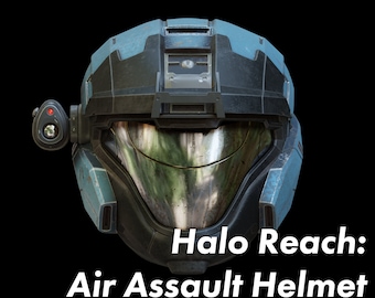 Puede incluir: Un casco azul y negro Halo Reach Air Assault con una visera y una luz roja en el lateral.