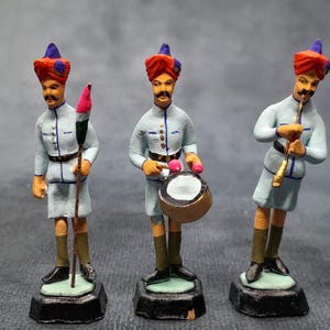 Beeldjes Indiase militaire marchingband, 3 gipsen handgeschilderde figuren ca 1950-60