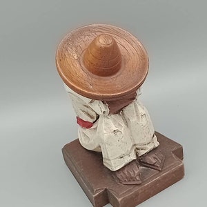 Handgemachte Holzfigur, müder Mann aus China, sitzend ruhend 14 cm