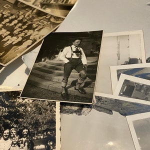 K&ouml;nnte beinhalten: Eine Sammlung von alten Schwarzwei&szlig;fotos, einige mit Personen, andere mit Landschaften und eines mit einem Vogel. Die Fotos sind auf einer wei&szlig;en Oberfl&auml;che angeordnet.