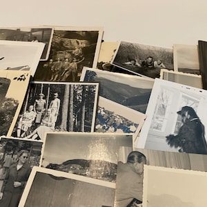 K&ouml;nnte beinhalten: Eine Sammlung von alten Schwarzwei&szlig;fotos, einige mit Personen, einige mit Landschaften und einige mit Geb&auml;uden. Die Fotos liegen in einem Stapel, einige &uuml;berlappen sich.