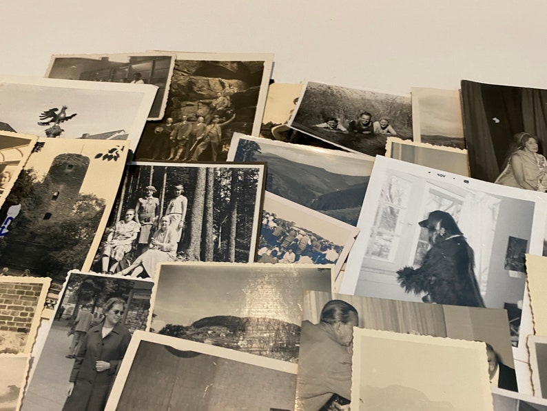 K&ouml;nnte beinhalten: Eine Sammlung von alten Schwarzwei&szlig;fotos, einige mit Personen, einige mit Landschaften und einige mit Geb&auml;uden. Die Fotos liegen in einem Stapel, einige &uuml;berlappen sich.