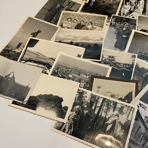 K&ouml;nnte beinhalten: Eine Sammlung von alten Schwarzwei&szlig;fotos, einige zeigen Menschen, andere zeigen Geb&auml;ude und Landschaften.