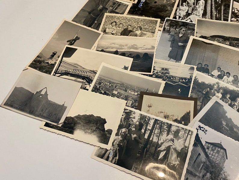 K&ouml;nnte beinhalten: Eine Sammlung von alten Schwarzwei&szlig;fotos, einige zeigen Menschen, andere zeigen Geb&auml;ude und Landschaften.