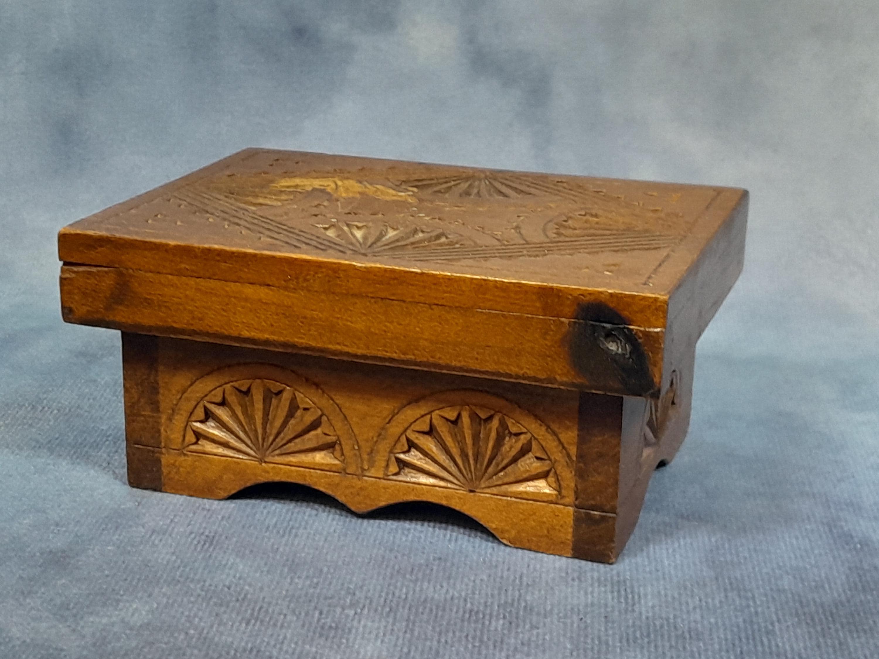 手彫りと彫刻が施されたヴィンテージ収納ボックス、小さな木製チェスト