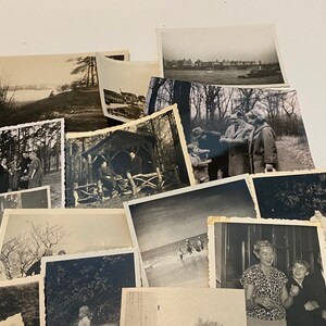 Puede incluir: Una colecci&oacute;n de fotograf&iacute;as antiguas en blanco y negro, algunas muestran grupos de personas, otras muestran paisajes y edificios.