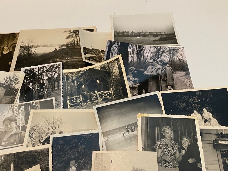 Puede incluir: Una colecci&oacute;n de fotograf&iacute;as antiguas en blanco y negro, algunas muestran grupos de personas, otras muestran paisajes y edificios.