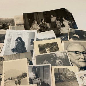 K&ouml;nnte beinhalten: Eine Sammlung von Schwarzwei&szlig;fotos, einige mit Menschen, einige mit Tieren und einige mit Landschaften. Die Fotos sind in zuf&auml;lliger Reihenfolge angeordnet und haben alle unterschiedliche Gr&ouml;&szlig;en.