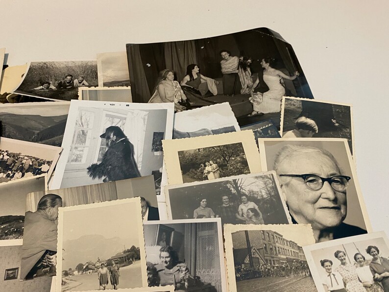 K&ouml;nnte beinhalten: Eine Sammlung von Schwarzwei&szlig;fotos, einige mit Menschen, einige mit Tieren und einige mit Landschaften. Die Fotos sind in zuf&auml;lliger Reihenfolge angeordnet und haben alle unterschiedliche Gr&ouml;&szlig;en.