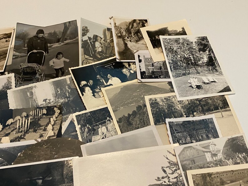Puede incluir: Una colecci&oacute;n de fotograf&iacute;as antiguas en blanco y negro, algunas mostrando personas, otras mostrando paisajes y edificios.